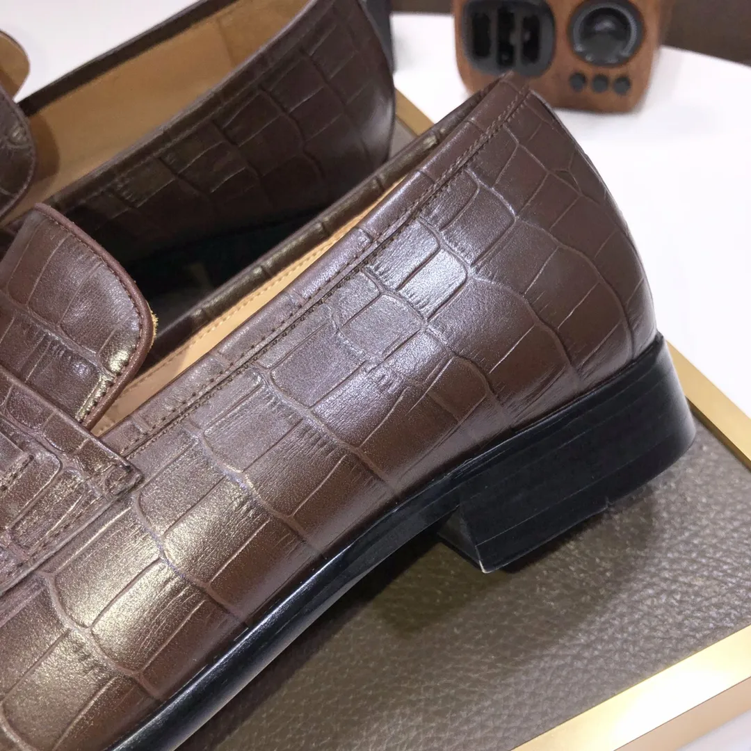 Men's shoes💰500💰Italy's top luxury men's shoe giant (GUCCI) (Gucci) (full cowhide lining) new arrival🍃Original European style🔰 Pleasant to the eye😍In order to make the shoes more durable and non-deformable🌀The production continues to follow traditional methods but there is still no lack of innovation💪Choose original sheepskin for the leather♻️ Smooth and natural And extra bright ⭐Made of imported cowhide, the first choice of rich people 38-45 (45 customized)